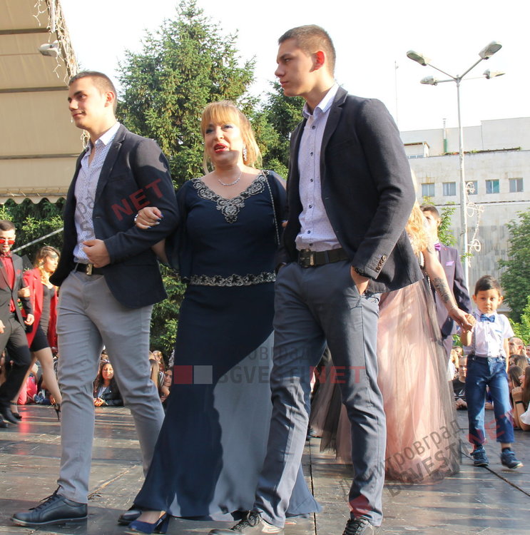 СУ "Любен Каравелов" изпрати своя випуск'2019