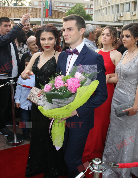 54 абитуриенти от Езиковата гимназия в Димитровград минаха по червения килим