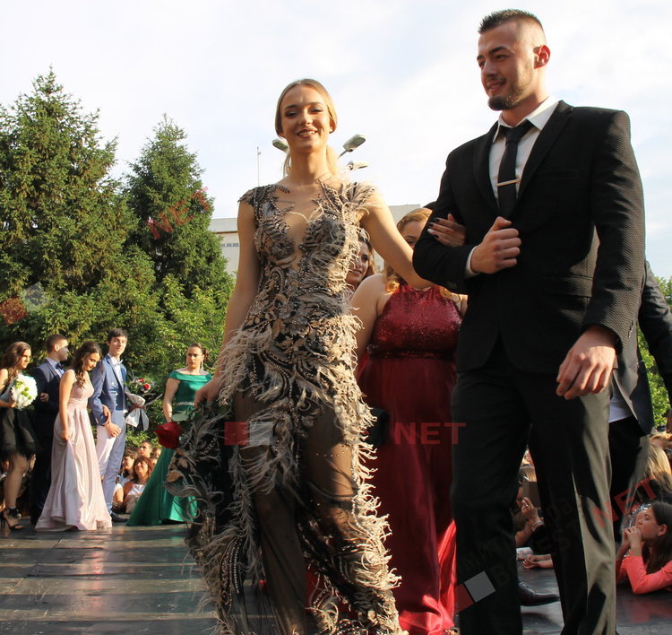 СУ "Любен Каравелов" изпрати своя випуск'2019