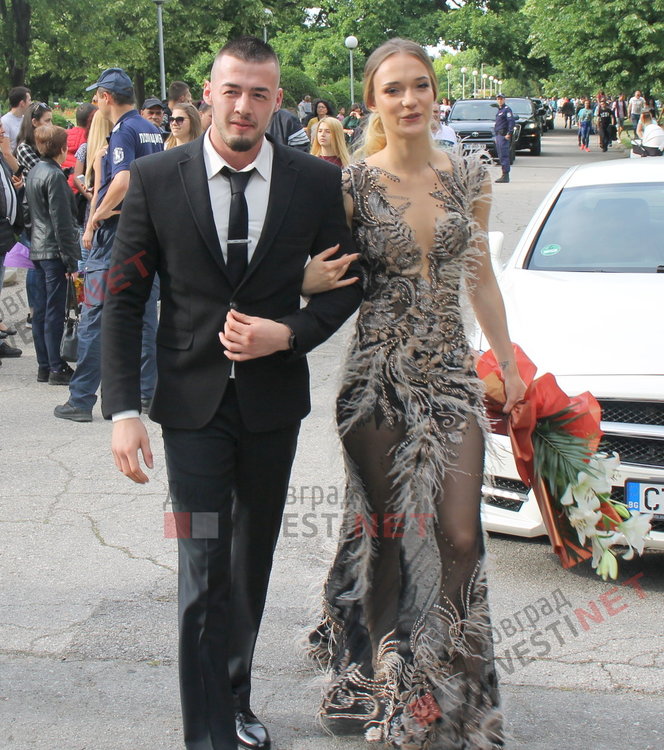 СУ "Любен Каравелов" изпрати своя випуск'2019