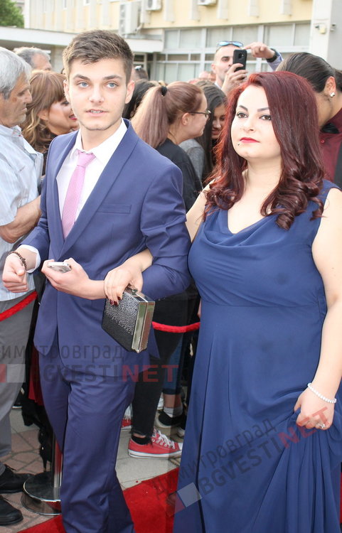 54 абитуриенти от Езиковата гимназия в Димитровград минаха по червения килим