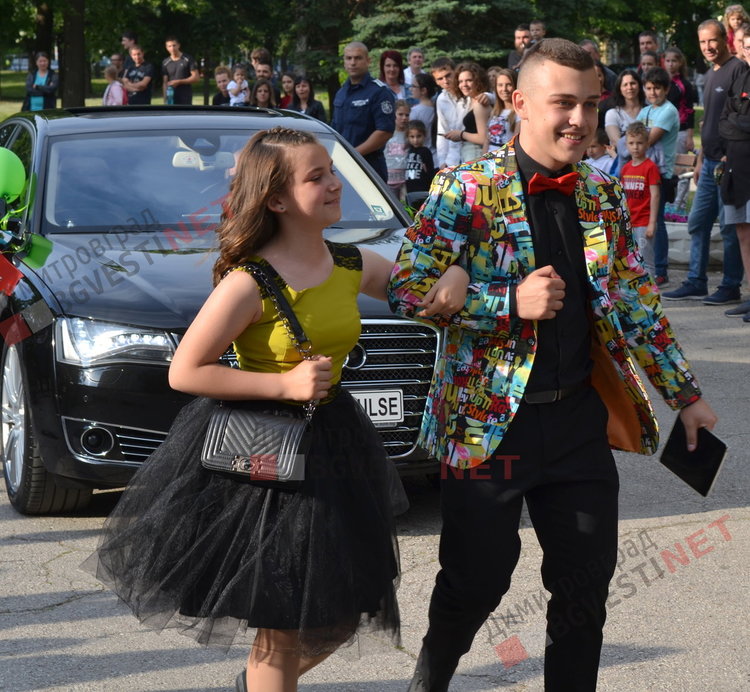 СУ "Любен Каравелов" изпрати своя випуск'2019