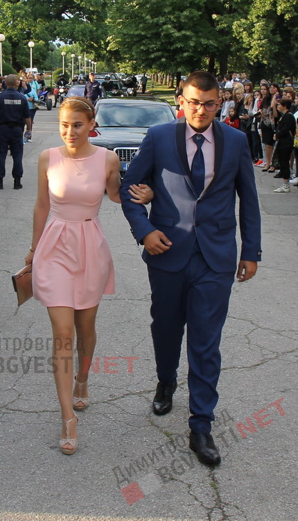 54 абитуриенти от Езиковата гимназия в Димитровград минаха по червения килим