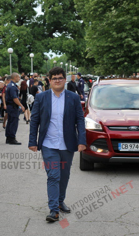 54 абитуриенти от Езиковата гимназия в Димитровград минаха по червения килим