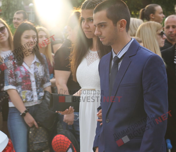 54 абитуриенти от Езиковата гимназия в Димитровград минаха по червения килим