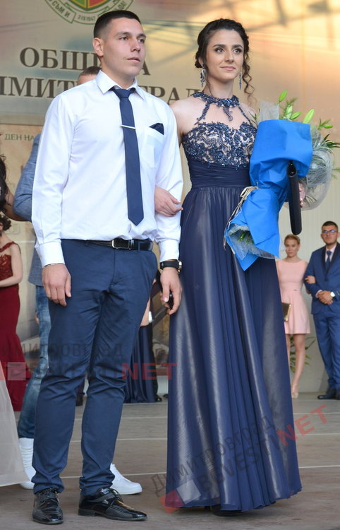 54 абитуриенти от Езиковата гимназия в Димитровград минаха по червения килим