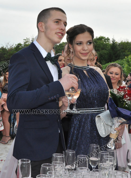 128 чаши за наздравица вдигнаха абитуриентите от  Финансово-стопанската гимназия