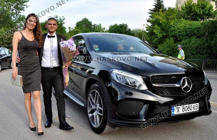 128 чаши за наздравица вдигнаха абитуриентите от  Финансово-стопанската гимназия