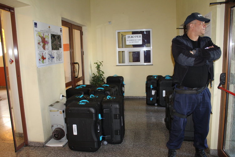 Общината чисти  агит материали от дървените къщички /обновена/