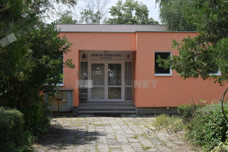 От Дома за стари хора в Кърджали гласуват първи с подвижна избирателна кутия