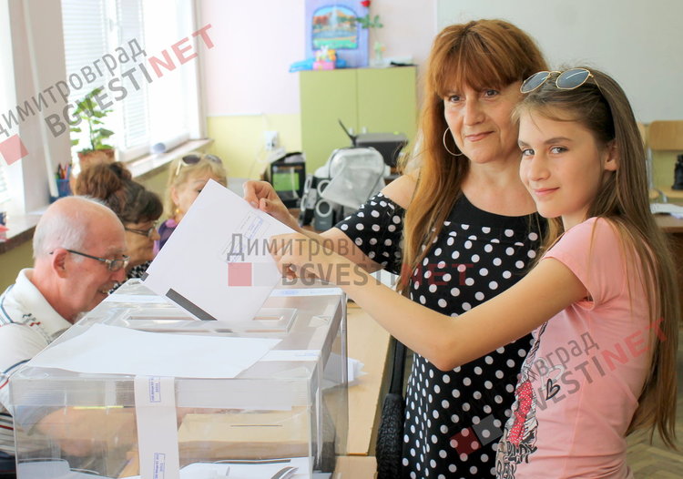 По-малко от 15% избирателна активност в община Димитровград към 13:00 часа