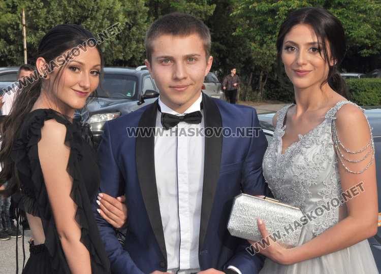 128 чаши за наздравица вдигнаха абитуриентите от  Финансово-стопанската гимназия