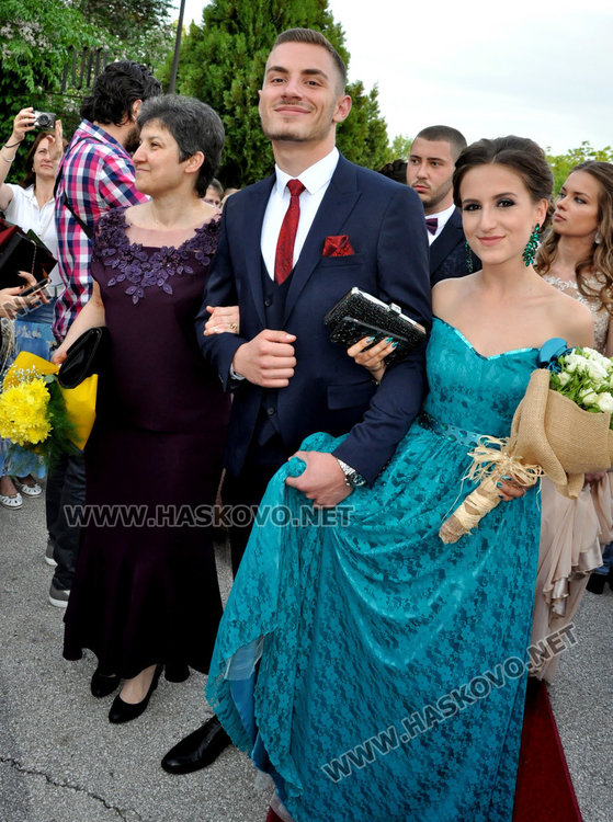 128 чаши за наздравица вдигнаха абитуриентите от  Финансово-стопанската гимназия