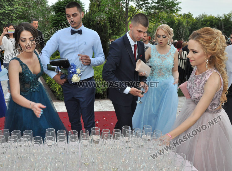 128 чаши за наздравица вдигнаха абитуриентите от  Финансово-стопанската гимназия