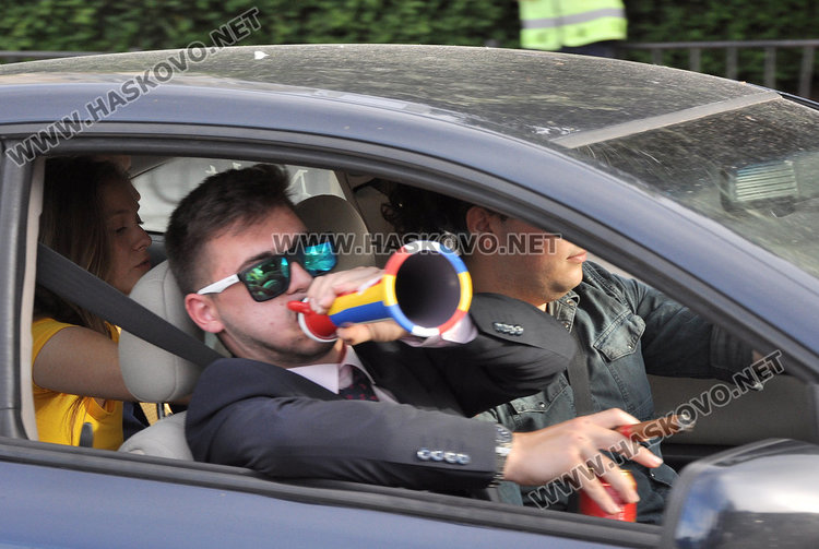 128 чаши за наздравица вдигнаха абитуриентите от  Финансово-стопанската гимназия