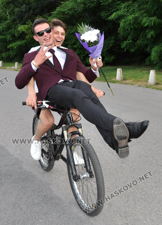 Спортист се яви на бала си на колело