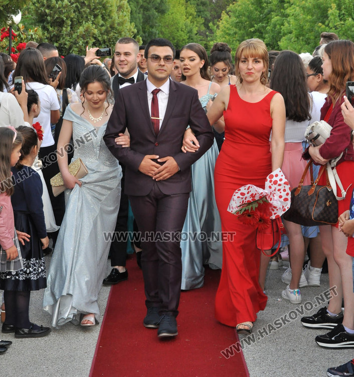 128 чаши за наздравица вдигнаха абитуриентите от  Финансово-стопанската гимназия