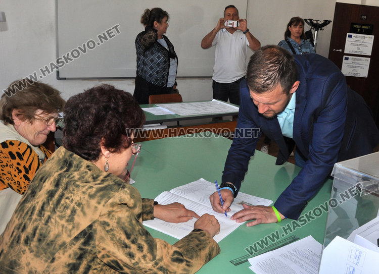 Областният управител гласува за стабилна България в силна Европа, кметът -за подготвени депутати в ЕС