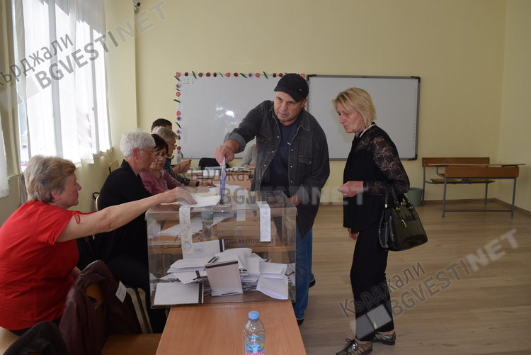 Едва една трета от избирателите в Кърджалийско застанаха пред урните до 17,30 часа