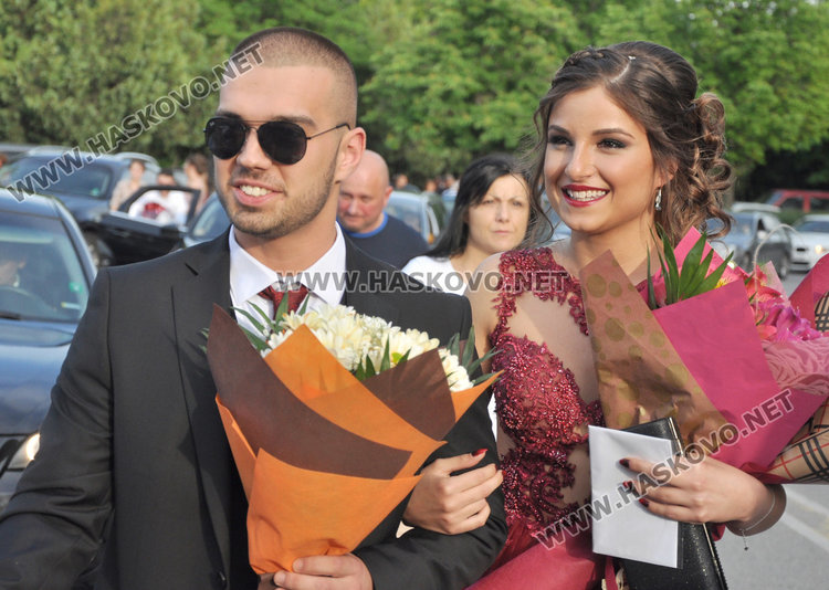 128 чаши за наздравица вдигнаха абитуриентите от  Финансово-стопанската гимназия