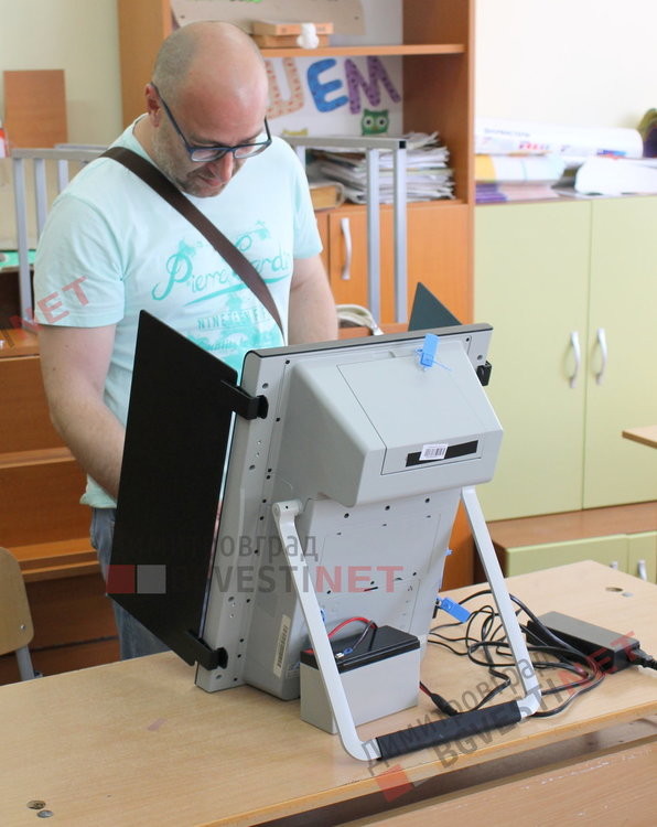 Димитровградчани трудно се осмеляват да гласуват с машини