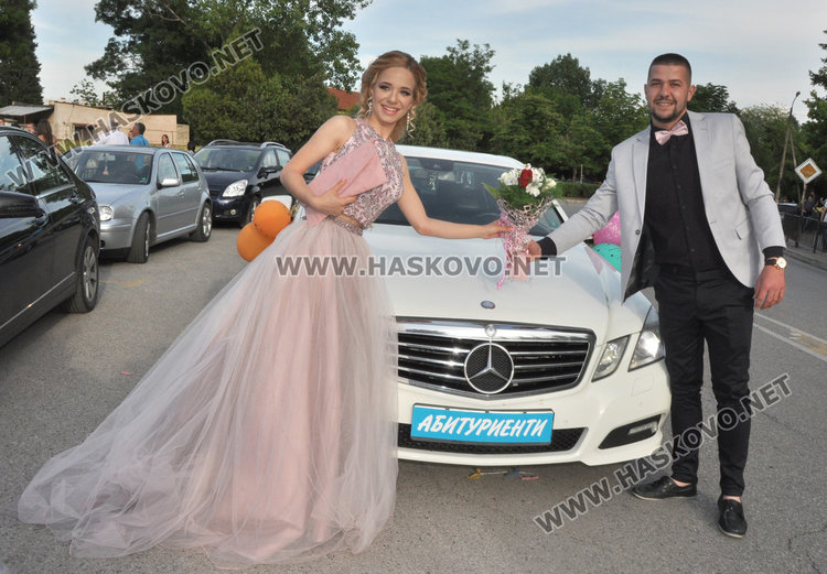 128 чаши за наздравица вдигнаха абитуриентите от  Финансово-стопанската гимназия