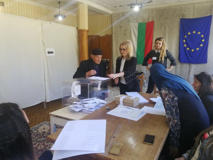 Най-възрастният жител на смолянското село Търън-95 годишен родопчанин, пусна гласа си на изборите днес