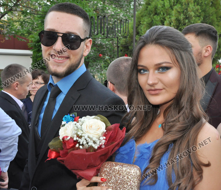 128 чаши за наздравица вдигнаха абитуриентите от  Финансово-стопанската гимназия