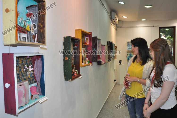 „Колорит“ с изложба „Рисунка в чекмедже“ в галерия „Форум“