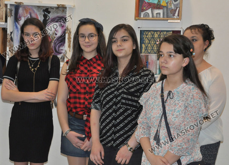 „Колорит“ с изложба „Рисунка в чекмедже“ в галерия „Форум“