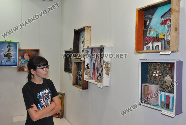 „Колорит“ с изложба „Рисунка в чекмедже“ в галерия „Форум“