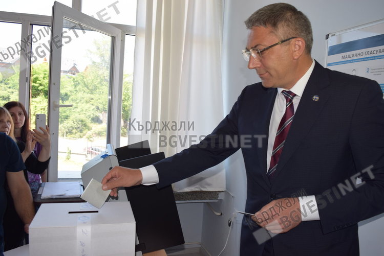 Мустафа Карадайъ гласува машинно