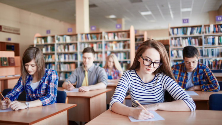 Зрелостниците на протест пред МОН заради матурата по английски език