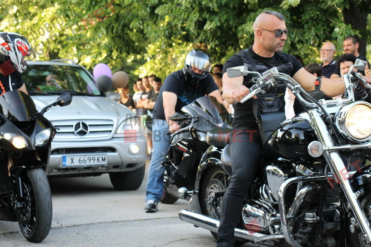 С ретро, класа и блясък абитуриентите на ПМГ "Иван Вазов" дефилираха на червения килим