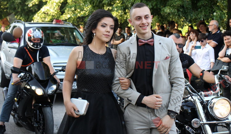 С ретро, класа и блясък абитуриентите на ПМГ "Иван Вазов" дефилираха на червения килим