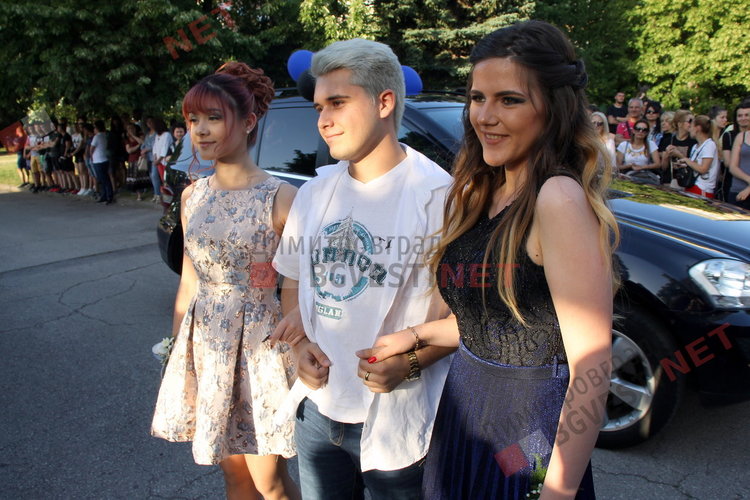 С ретро, класа и блясък абитуриентите на ПМГ "Иван Вазов" дефилираха на червения килим