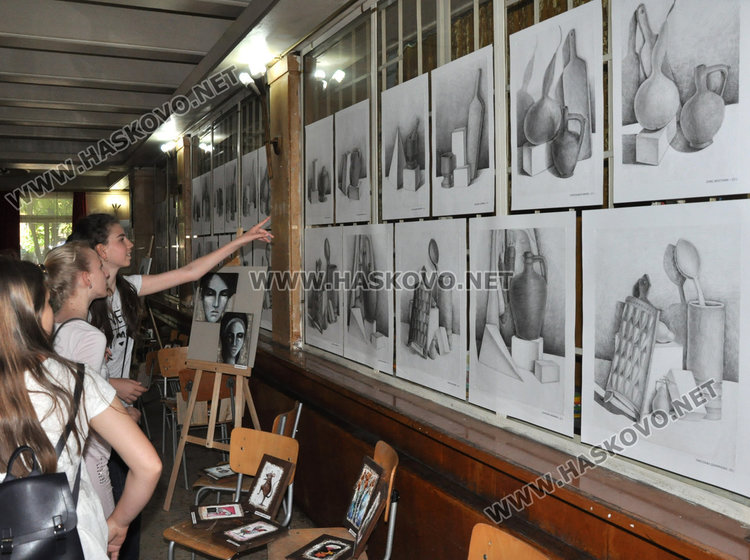 "Колорит" с изложба на картини и четки, показват минало и настояще