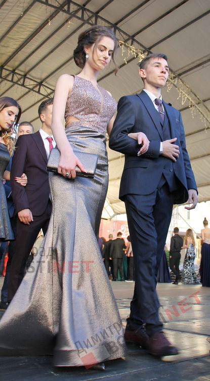 С ретро, класа и блясък абитуриентите на ПМГ "Иван Вазов" дефилираха на червения килим