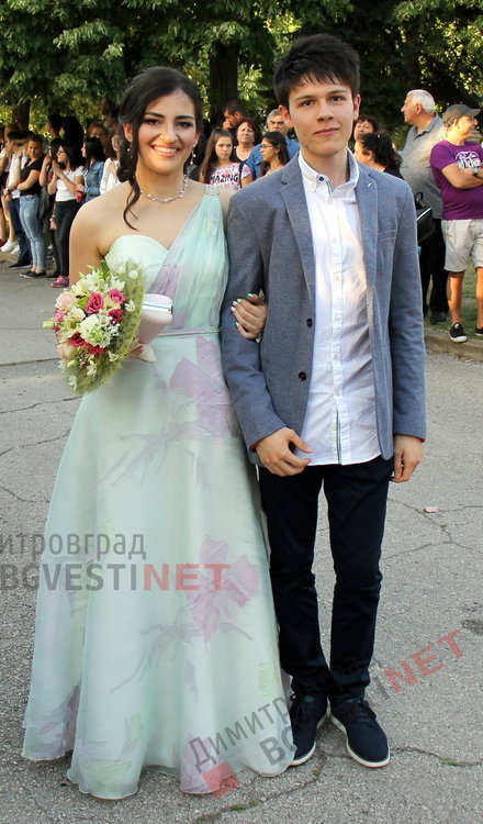 С ретро, класа и блясък абитуриентите на ПМГ "Иван Вазов" дефилираха на червения килим