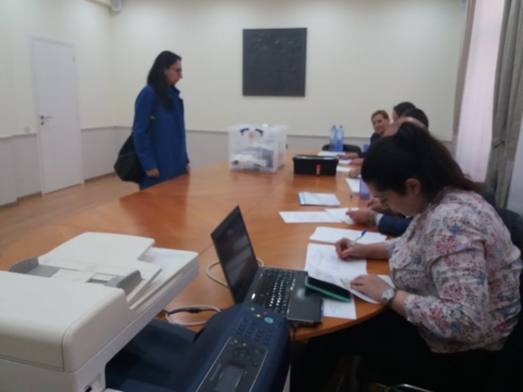 Изборна секция в зала "Иван Вазов" в Представителството на България