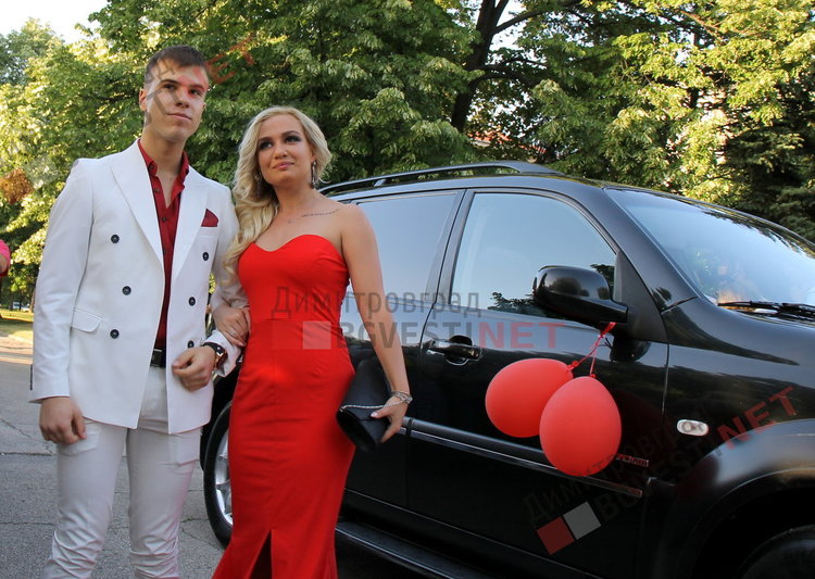 С ретро, класа и блясък абитуриентите на ПМГ "Иван Вазов" дефилираха на червения килим