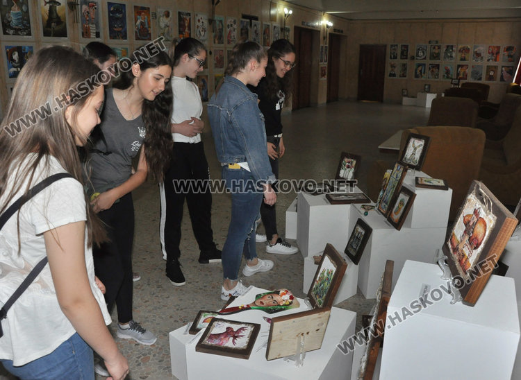 "Колорит" с изложба на картини и четки, показват минало и настояще