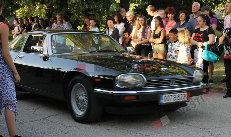 С ретро, класа и блясък абитуриентите на ПМГ "Иван Вазов" дефилираха на червения килим