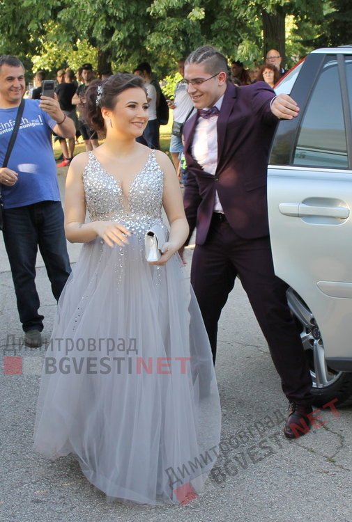 С ретро, класа и блясък абитуриентите на ПМГ "Иван Вазов" дефилираха на червения килим