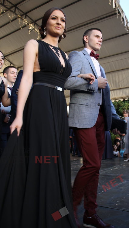 С ретро, класа и блясък абитуриентите на ПМГ "Иван Вазов" дефилираха на червения килим