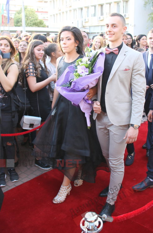 С ретро, класа и блясък абитуриентите на ПМГ "Иван Вазов" дефилираха на червения килим