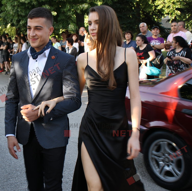 С ретро, класа и блясък абитуриентите на ПМГ "Иван Вазов" дефилираха на червения килим