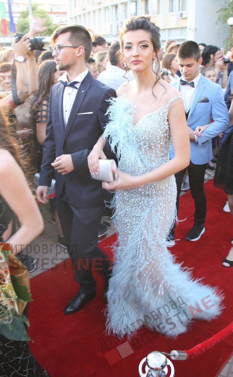 С ретро, класа и блясък абитуриентите на ПМГ "Иван Вазов" дефилираха на червения килим