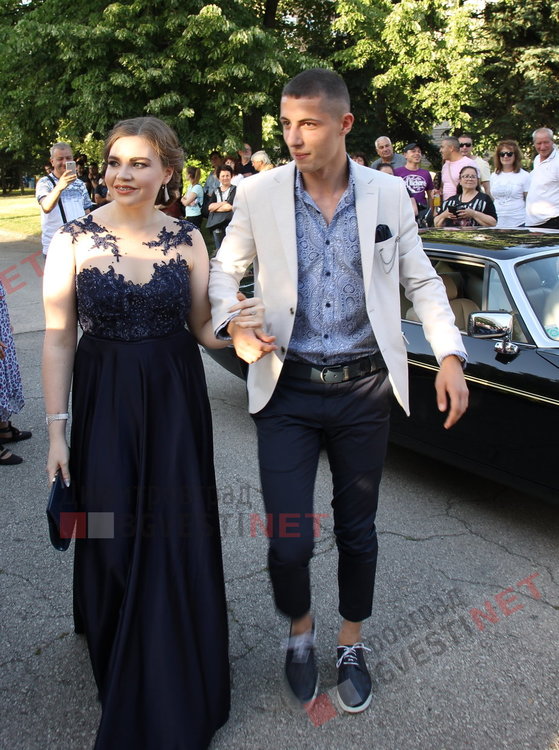 С ретро, класа и блясък абитуриентите на ПМГ "Иван Вазов" дефилираха на червения килим