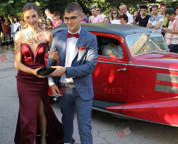 С ретро, класа и блясък абитуриентите на ПМГ "Иван Вазов" дефилираха на червения килим